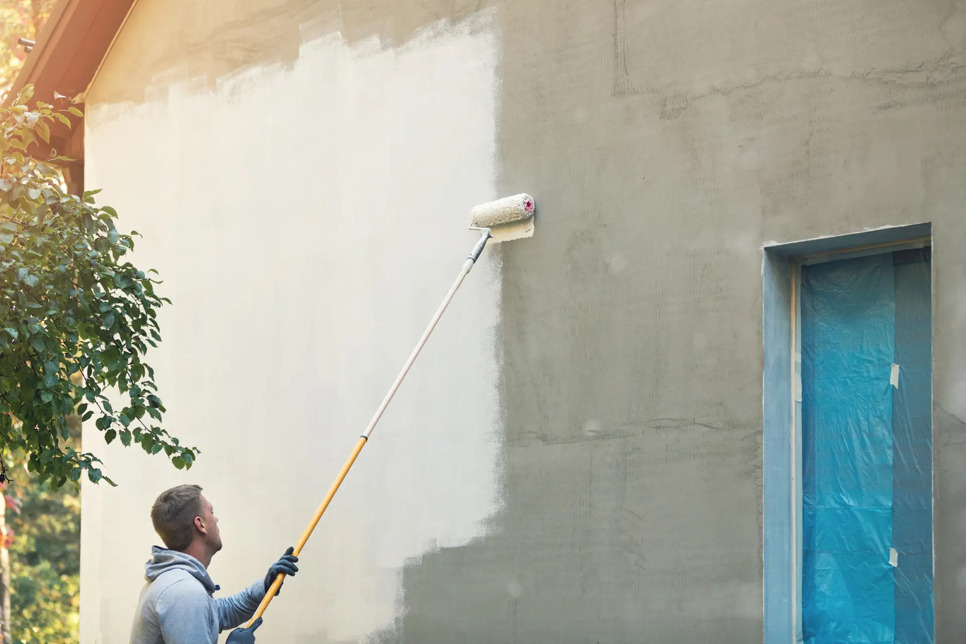 Pintor trabajando en una fachada en Santa Cruz